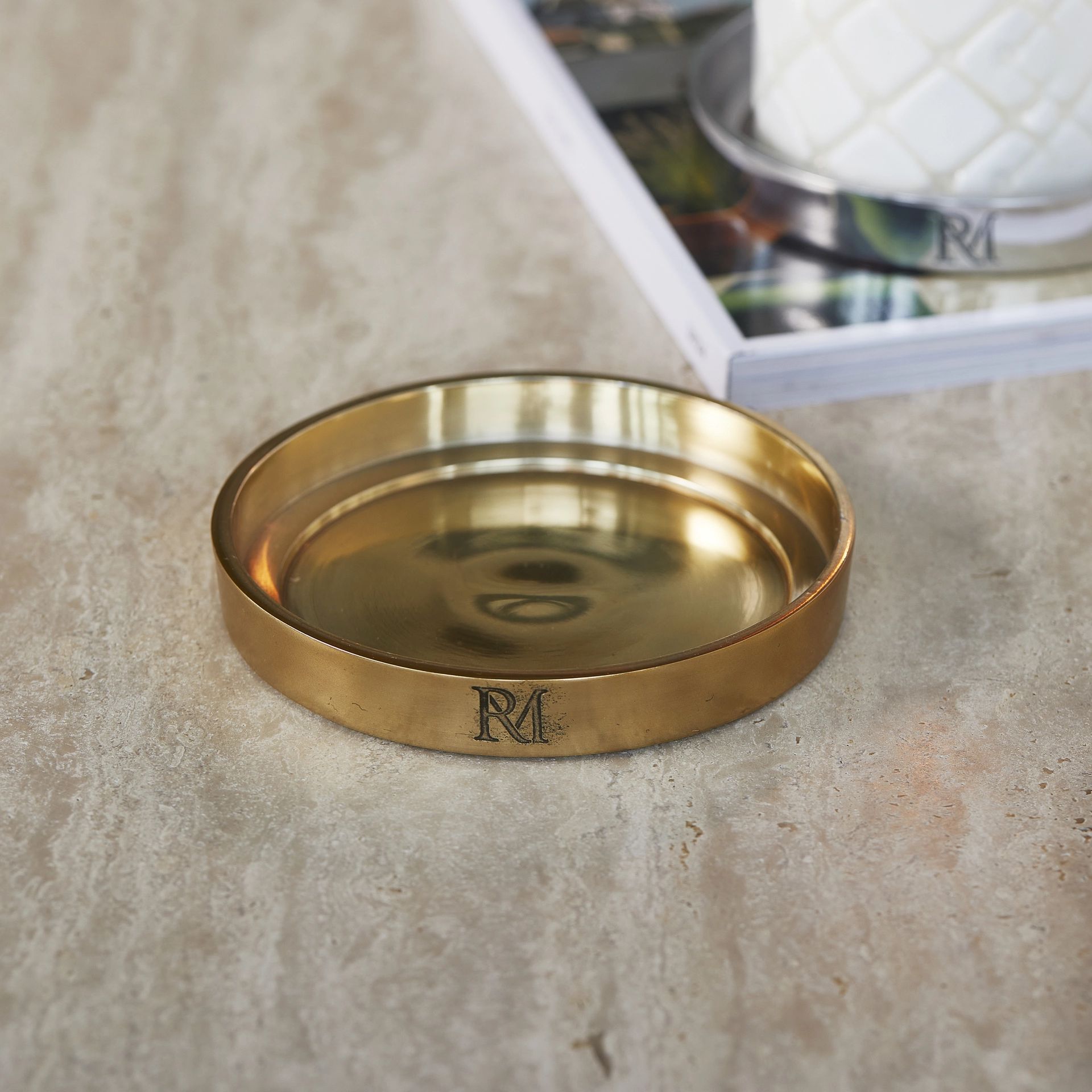 decoratie - Rivièra Maison - Kaarsenhouder / Onderzetter - aluminium - goud - groot - Ø 13 x 2,5 cm - Afbeelding 2