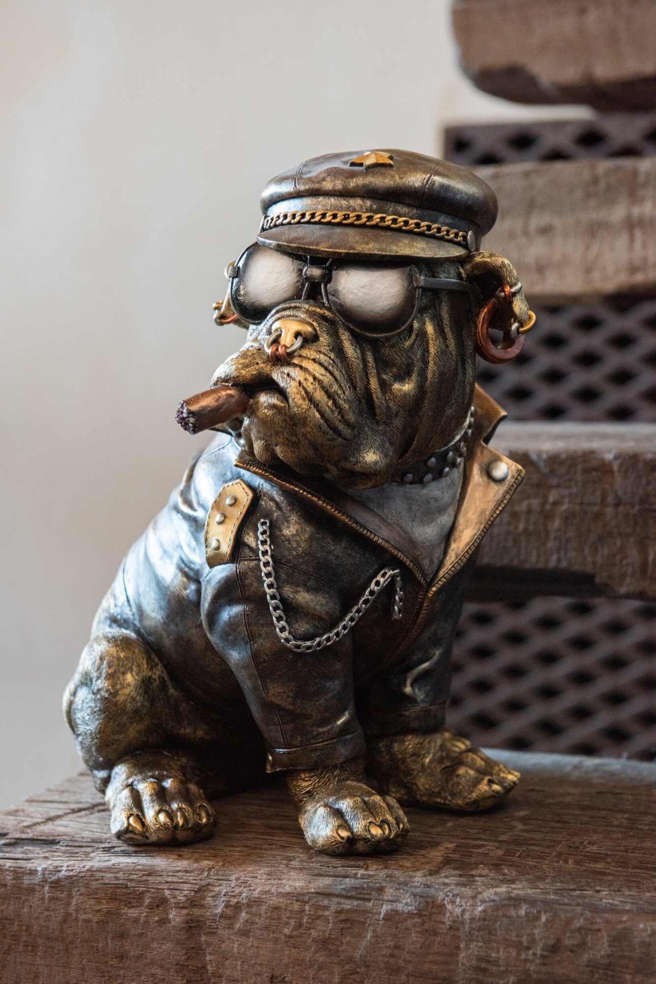 Decoratief Beeld – j-line - Bulldog B Sigaar – Kunsthars - antiek Bruin - 30,5 × 23 × 33 cm - Enkel afhalen / geen verzending