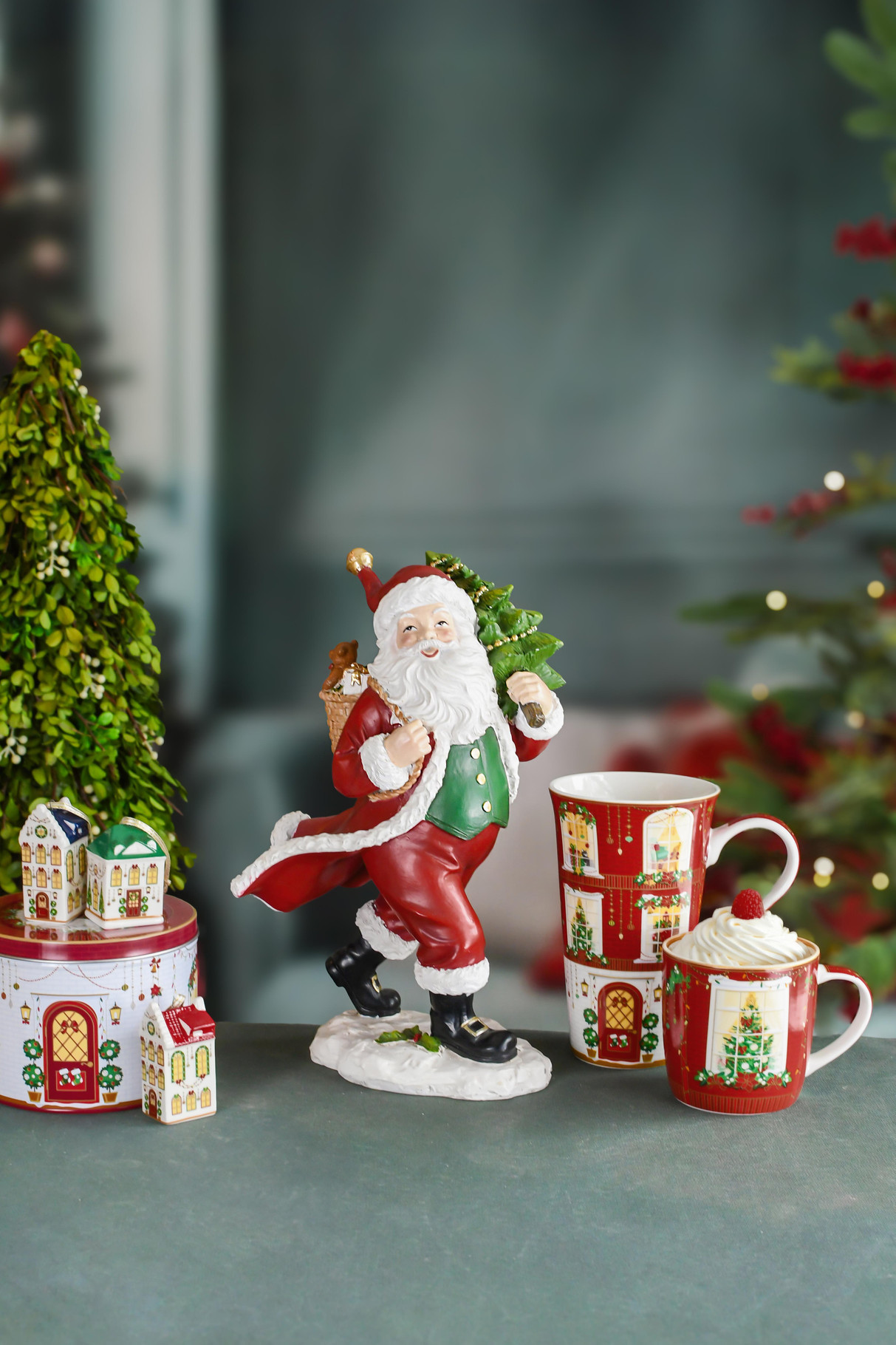 Kerstman met Boompje en Rugzak - kunsthars - rood/groen/wit - 19 x 13 x 31 cm - Afbeelding 4