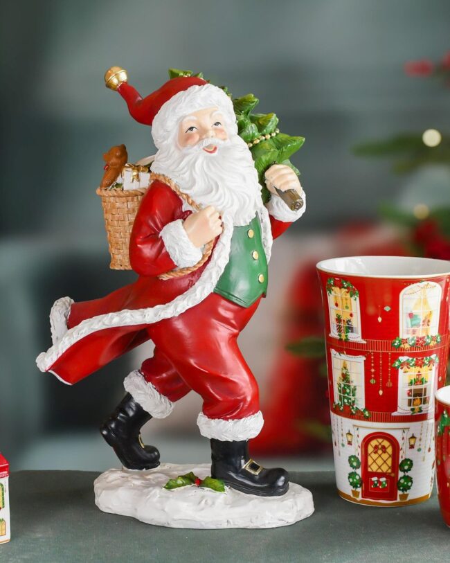 Kerstman met Boompje en Rugzak - kunsthars - rood/groen/wit - 19 x 13 x 31 cm