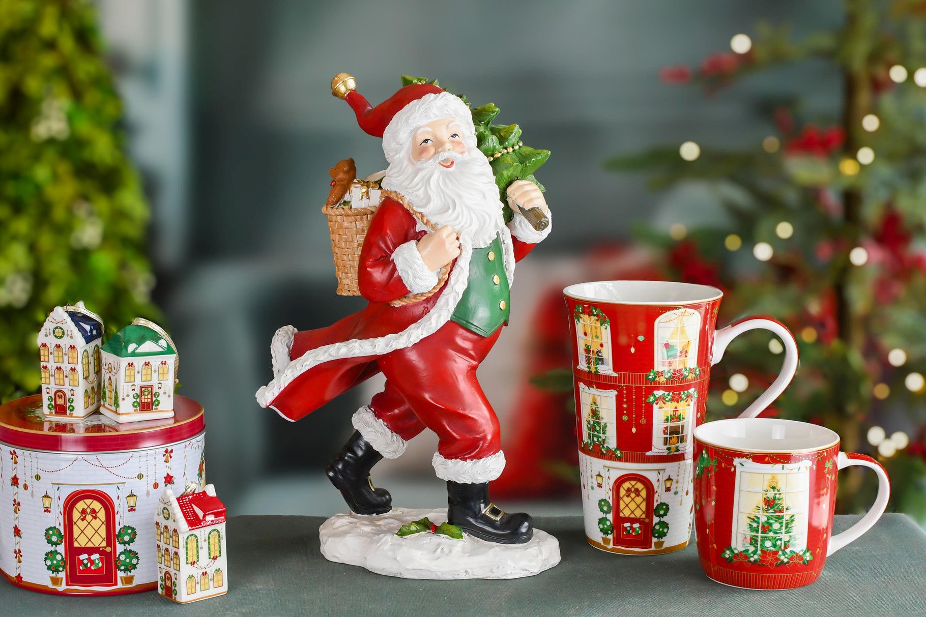 Kerstman met Boompje en Rugzak - kunsthars - rood/groen/wit - 19 x 13 x 31 cm