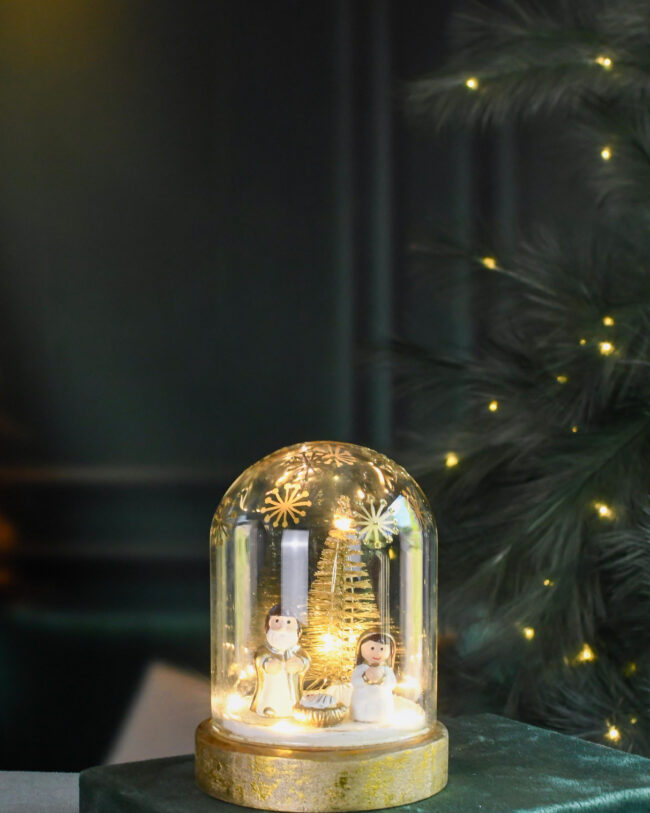 kerststolp met figuren - led - glas - goud/wit - 9 x 9 x 12 cm