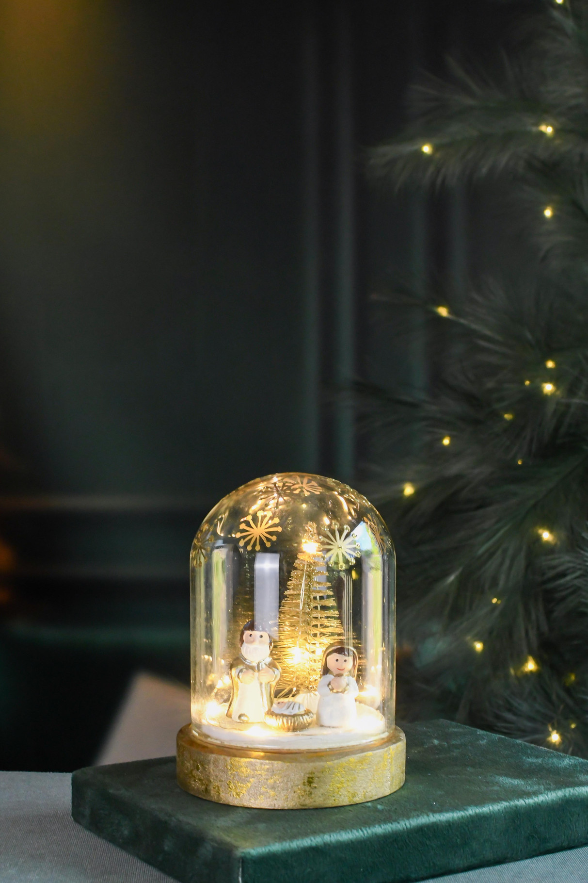 kerststolp met figuren - led - glas - goud/wit - 9 x 9 x 12 cm