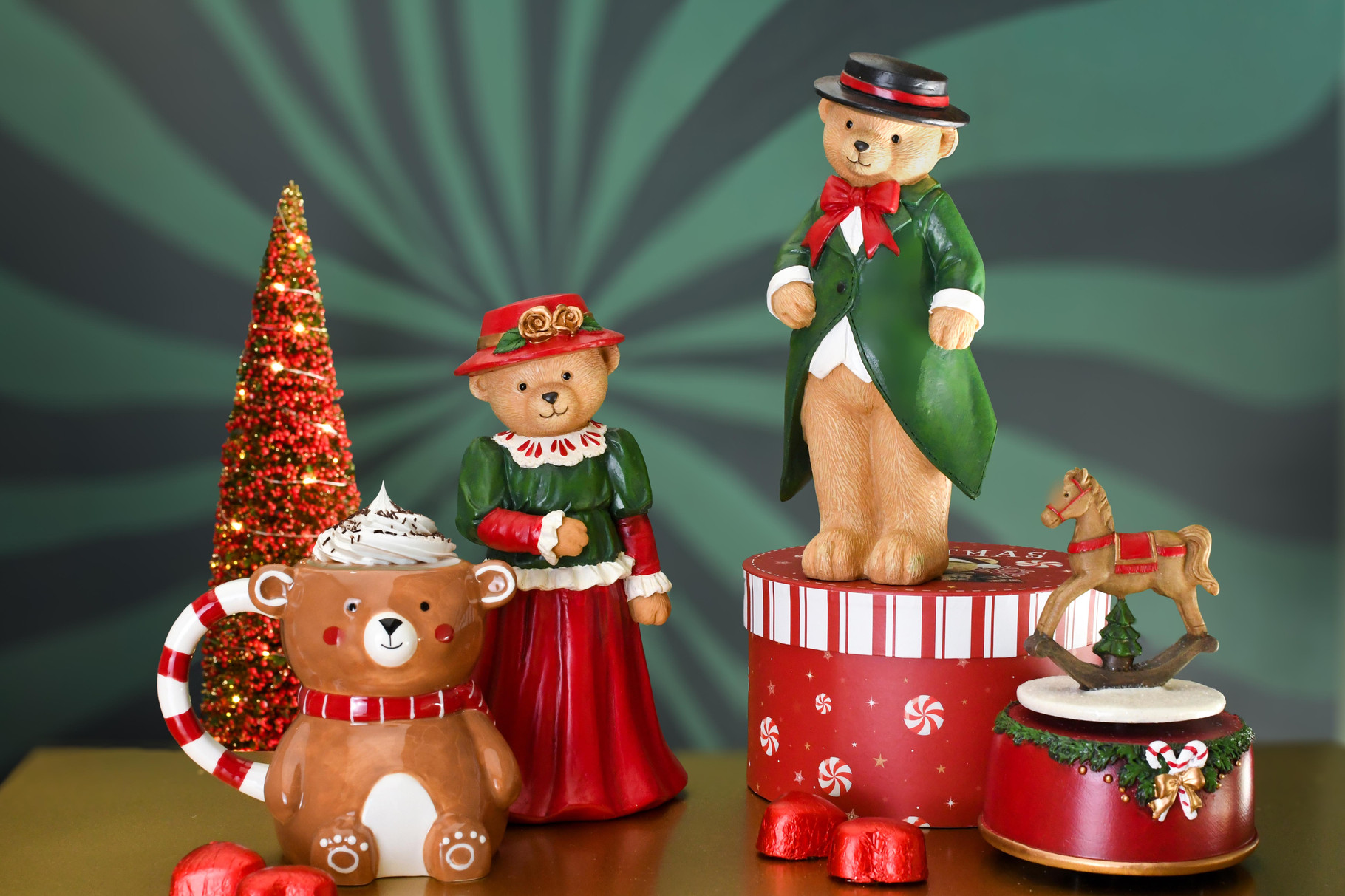 Decoratieve Beer Staand met Hoed – kunsthars - rood/groen - 9 x 8 x 21 cm - Assortiment van 2/prijs per stuk