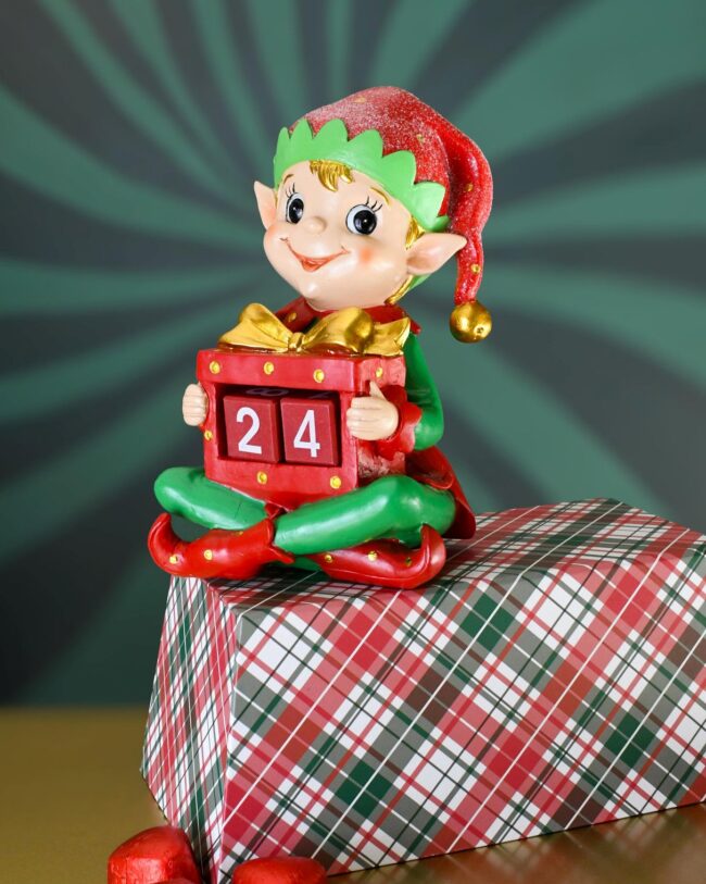 decoratief kerstelfje met kalender - kunsthars - groen/rood/goud - 12 x 12 x 19 cm