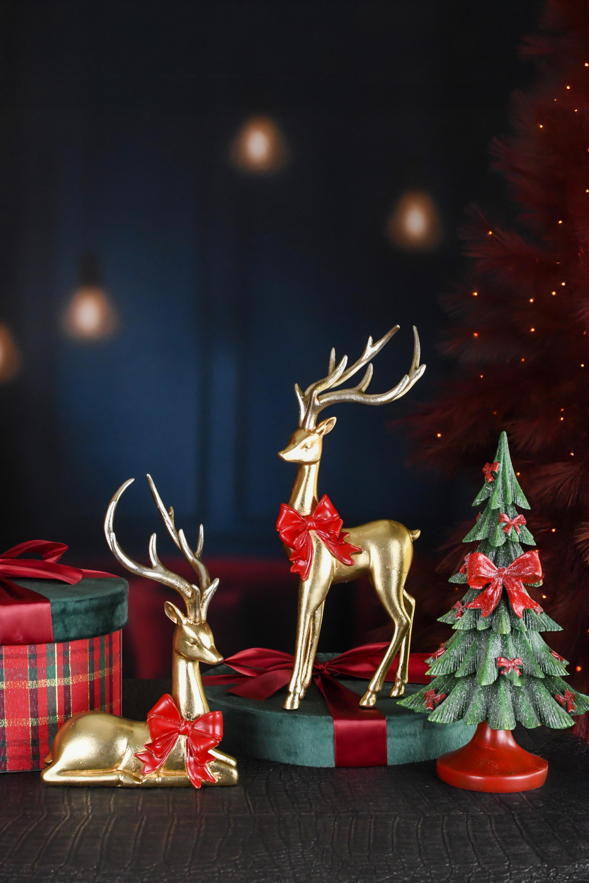 decoratieve kerstboom op voet met strikjes - kunsthars - groen/rood - Ø 13 x 25 cm