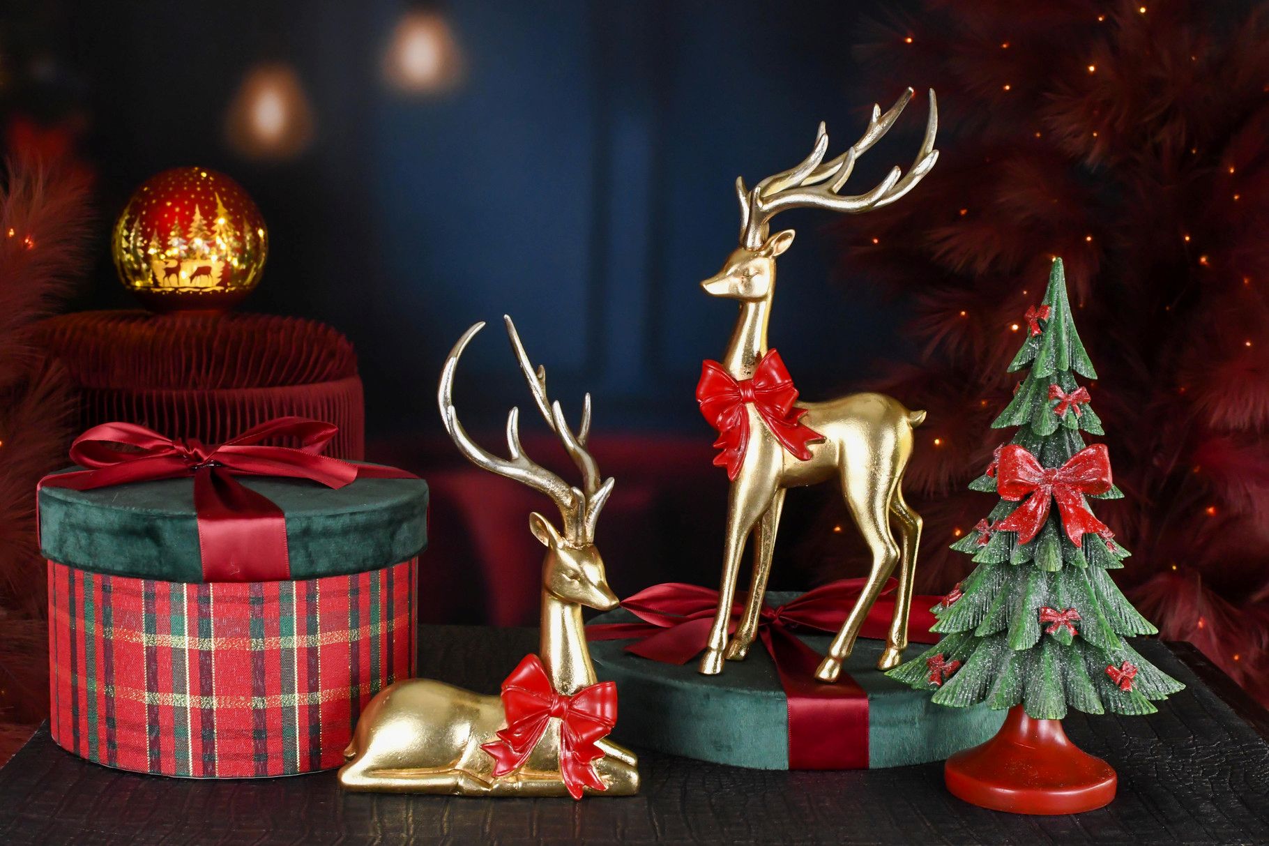 decoratieve kerstboom op voet met strikjes - kunsthars - groen/rood - Ø 13 x 25 cm - Afbeelding 2