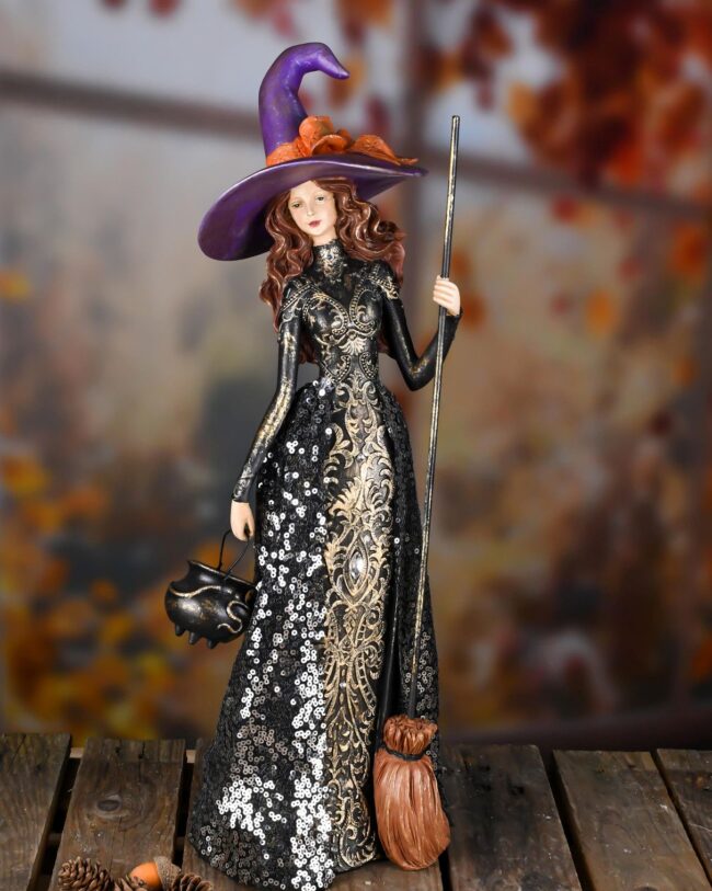 Halloween - heks met bezem en keteltje - kunsthars - zwart/goud - 16 x 15 x 46 cm