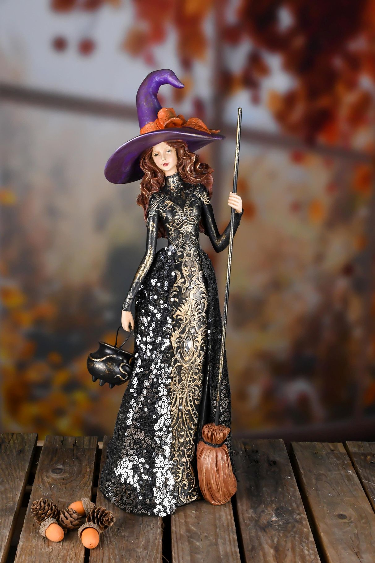 Halloween - heks met bezem en keteltje - kunsthars - zwart/goud - 16 x 15 x 46 cm