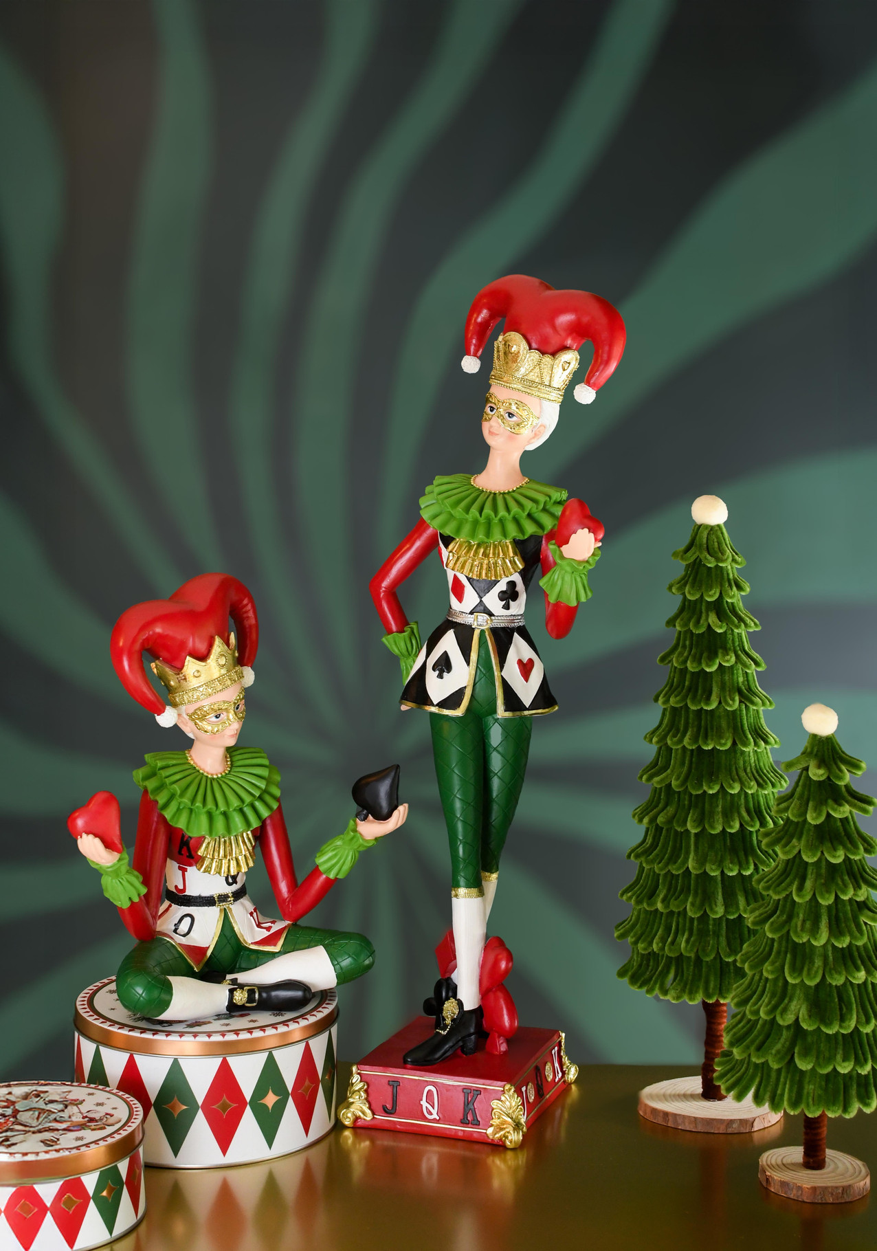 decoratief beeld - Harlekijn met hart - staand - kunsthars - groen/rood - 18 x 17 x x 65 cm geen verzending