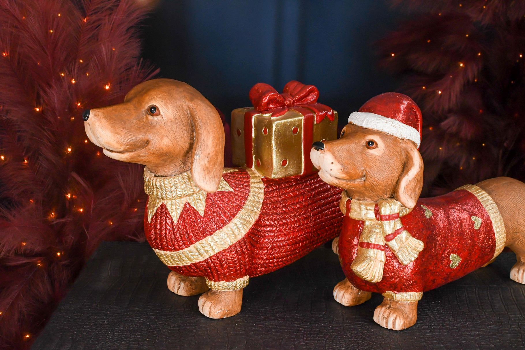 decoratief beeld - teckel met geschenk en sweater - kunsthars - goud/rood/bruin - 47 x 14 x 28 cm geen verzending, afhalen vanaf september
