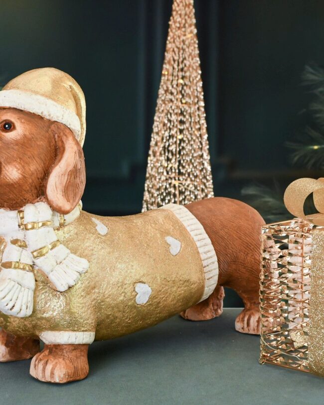 decoratief beeld - teckel met kerstmuts en sweater - kunsthars - goud/wit/bruin - 42 x 12 x 27 cm,geen verzending afhalen vanaf september