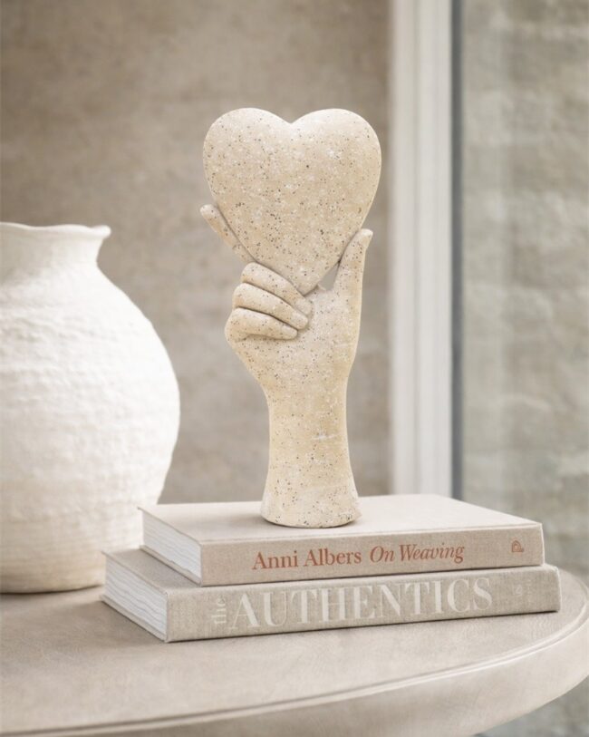 decoratief beeld - Hand met Hart – Kunsthars - Beige – 10,5 × 6,6 × 26 cm