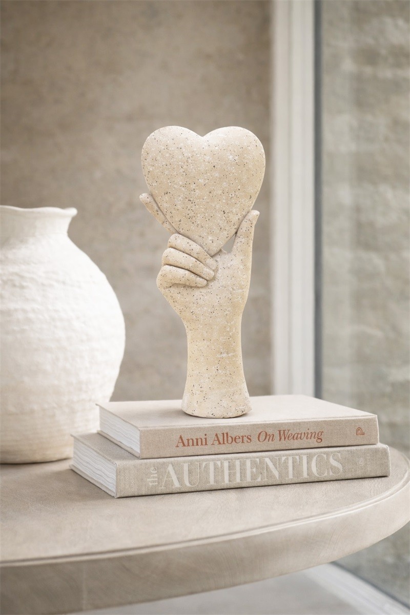 decoratief beeld - Hand met Hart – Kunsthars - Beige – 10,5 × 6,6 × 26 cm