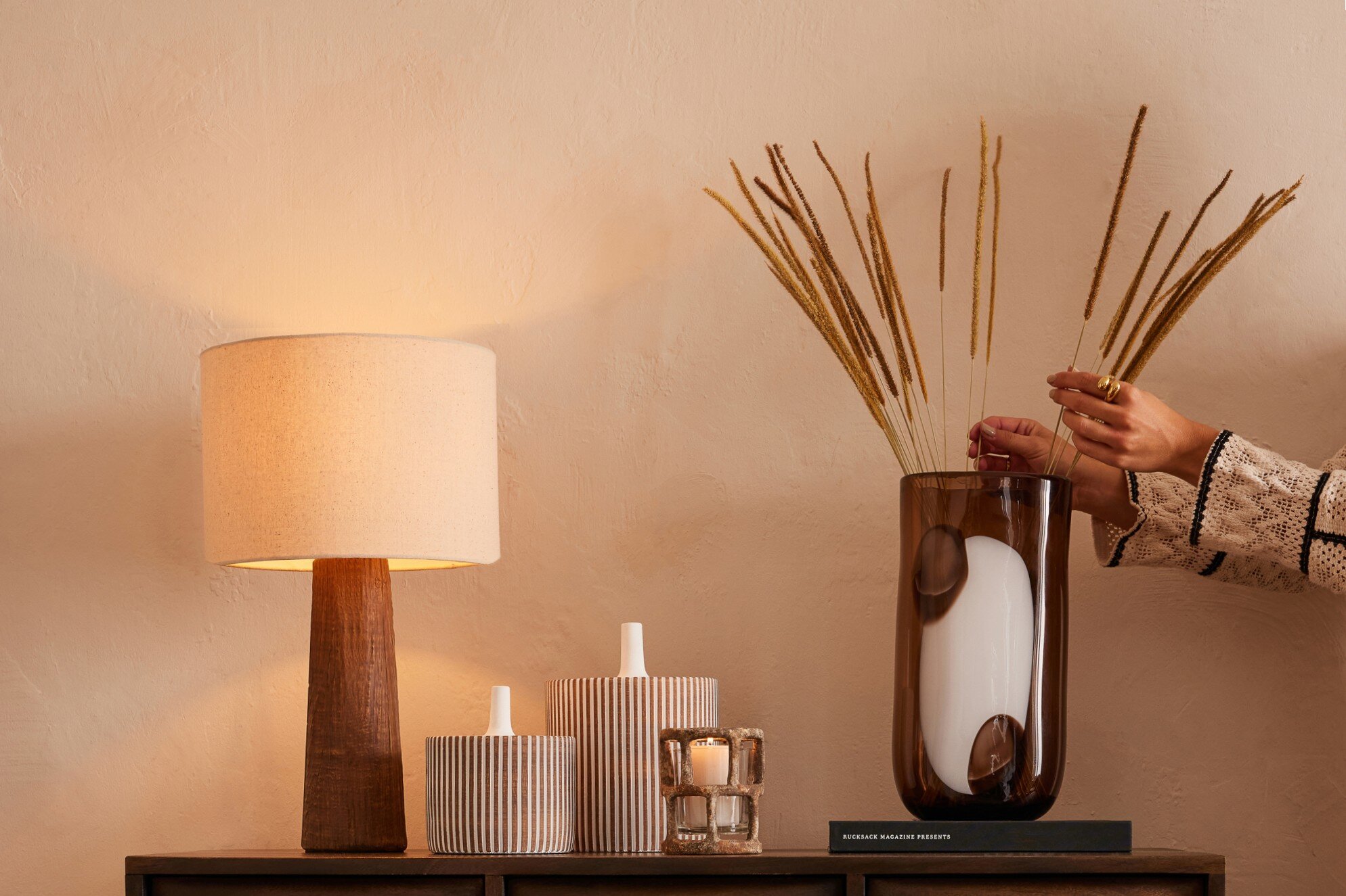 lampen - Tafellamp Melina – J-Line - Keramiek – Donkerbruin met Beige Lampenkap – 35 × 35 × 43 cm - enkel afhalen/geen verzending