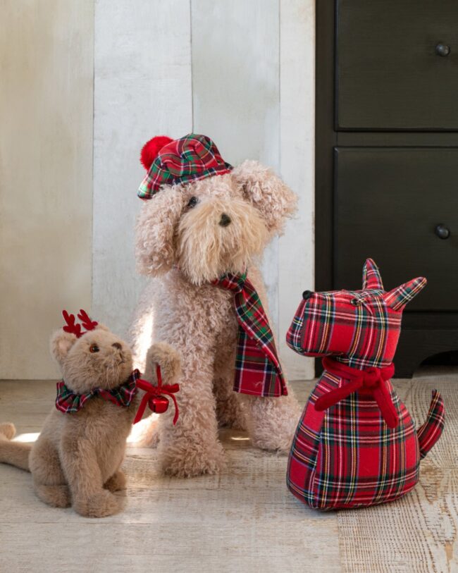 kerstfiguur - j-line - hond van pluche met baret en sjaal – textiel - beige - 40 x 28 x 48 cm