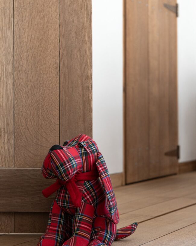 deurstopper - j-line - hond met strik - polyester - tartan - Assortiment van 2 / Prijs per stuk - 18 x 20 x 30 cm