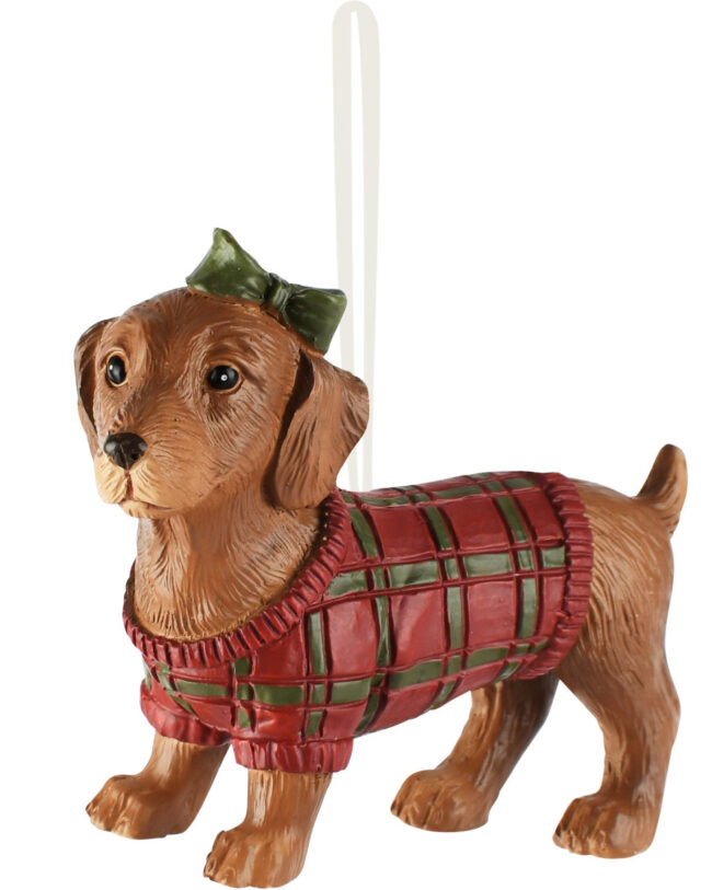 🎄 Kersthanger Teckel met trui en strikje – kunsthars - bruin/rood - 8 × 3 × 6 cm